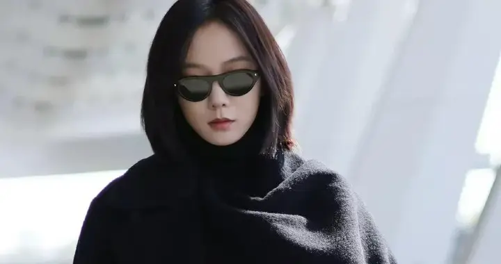 王珞丹机场私服才叫高级！穿黑色大衣+直筒裤，简约又大气！