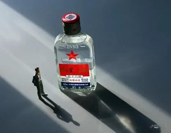 为什么现在喝白酒的越来越少？网友:好酒喝不起，次酒伤身体！