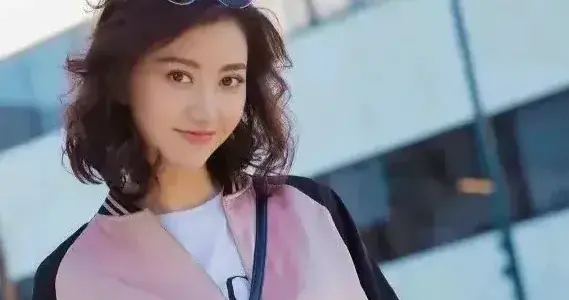 景甜身穿黑色拼接粉色外套+热裤，瞬间打造出迷人的“漫画腿” ???
