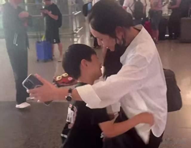 于晓光带儿子机场接秋瓷炫 7岁啪嗒外表俊朗 母子拥抱亲吻好温馨