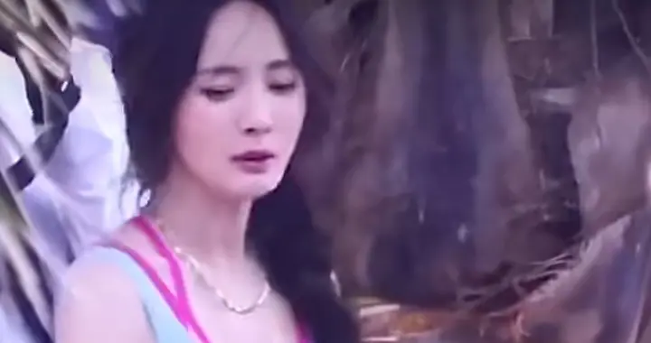 杨幂《末路狂花》海南路透，杨幂身穿一袭浅蓝色吊带裙，清丽脱俗