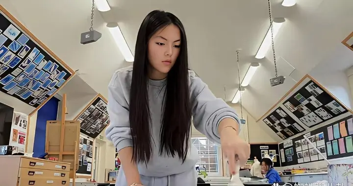 1月10日凌晨，王诗龄晒出自己学习的照片，真是挺辛苦的