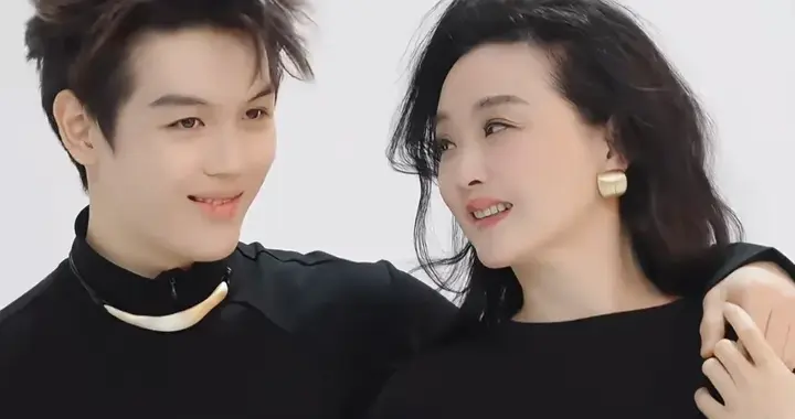 王艳带儿子拍杂志，19岁的球球和妈妈对视眼神闪躲，看起来不亲近