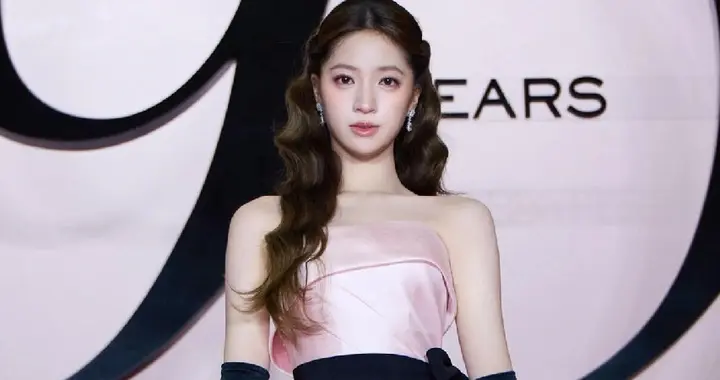 欧阳娣娣出席兰蔻90周年活动，一身粉色缎面礼服裙，美成焦点！