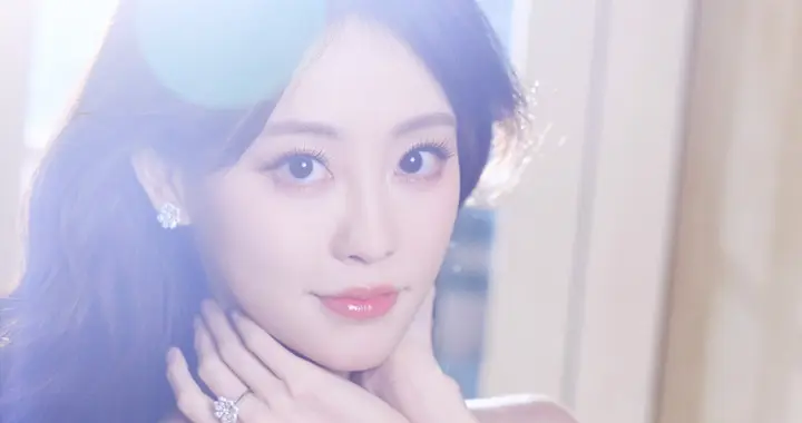 祝绪丹紫色抹胸礼裙，这是谁家的小仙女啊