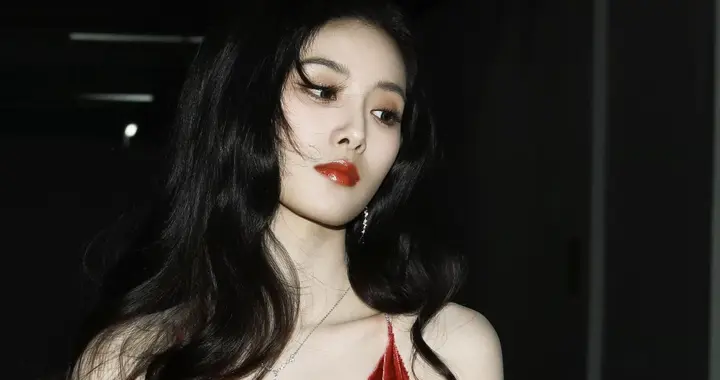 徐艺洋红丝绒裙冷艳撩人，棕调贝雷帽化身秋日甜妹