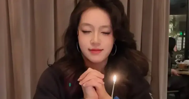 43岁于明加给女儿庆生，女儿比妈还美，嫁高管老公生俩女被宠成宝