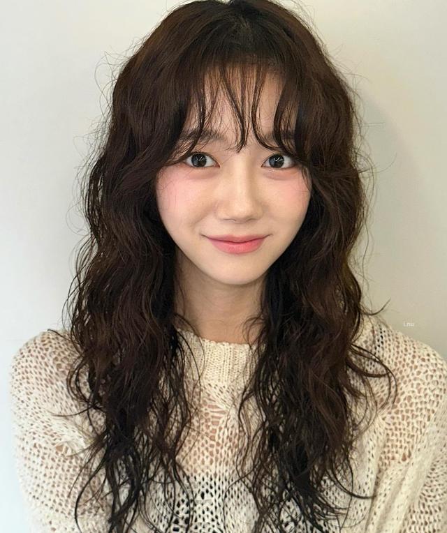 中长发全头烫，卷度不大也不小，洋气时尚不老气