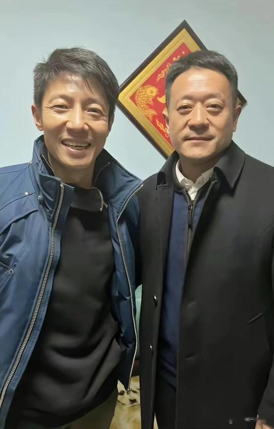 飞鹤|撒贝宁回老家拜年！跟村民合影没架子，满脸褶子主持春晚10年老了