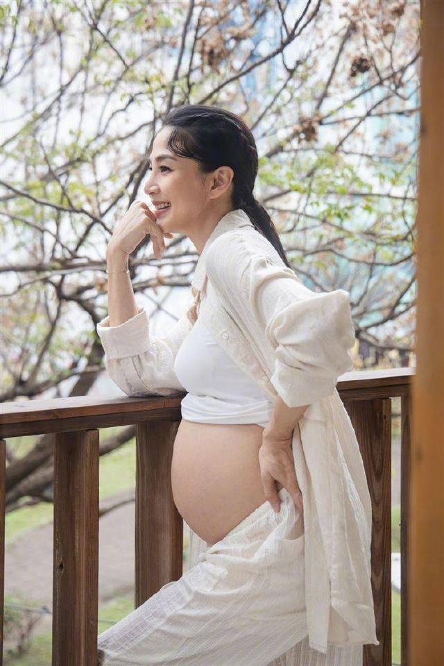 恭喜！知名女星官宣生女，女儿照片和昵称曝光，高龄产女感动全网