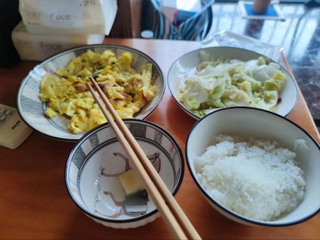 浙江失业女子一顿饭花不到6元，网友看到很心疼：苦谁不能苦自己