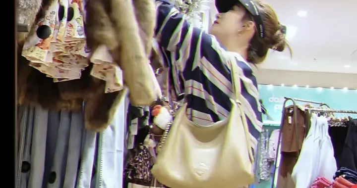 40+李念穿超短逛街，生三娃还被搭讪问有没有男朋友！这少女感绝