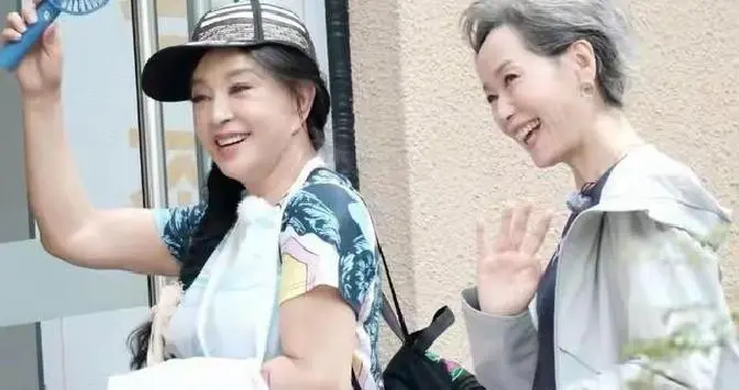 不服老不行了！刘晓庆发生意外，令人担心的事情发生了