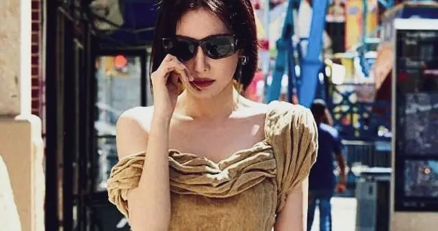 秦岚活动现场身材完胜小花，成熟女人的魅力藏不住！