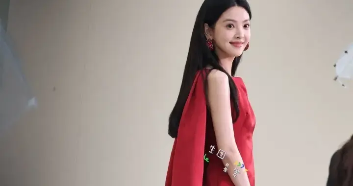 章若楠红色无袖连衣短裙搭配单侧披风设计，造型简约与独特