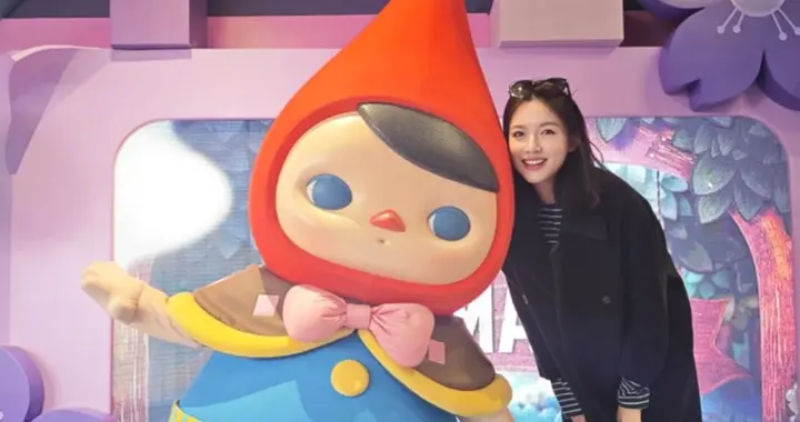 张梓琳骄傲晒两个女儿，9岁胖妹已经是成人身高了，看着能长到185