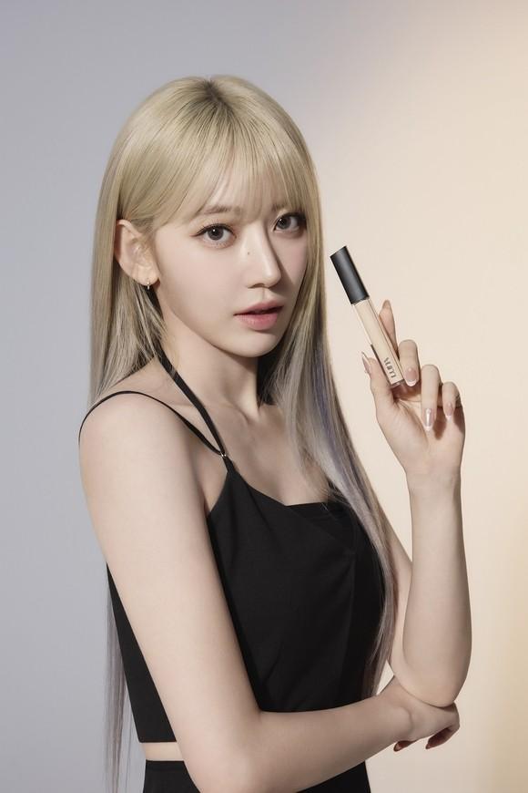LE SSERAFIM 宫胁咲良被任命为韩国彩妆品牌“LUNA”的新代言人！