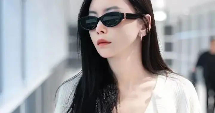 于文文机场私服才叫简约！穿针织开衫+背心+直筒裤，休闲又时髦！