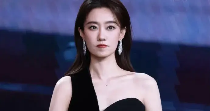 张小斐一袭黑色连衣裙搭配利落齐肩短发，气质温婉大方