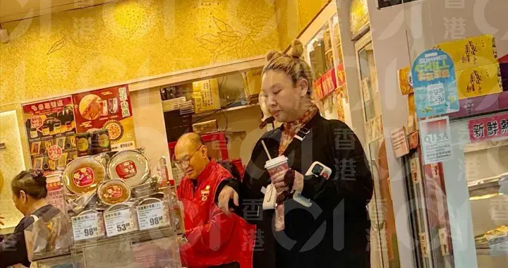 38岁郑欣宜罕见现身街头，素颜办年货胖了不少，独自驱车没带助理