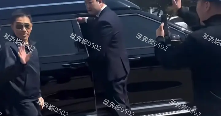 韩国机场偶遇梁朝伟，本人是个头发稀疏的矮个小老头，没啥明星相