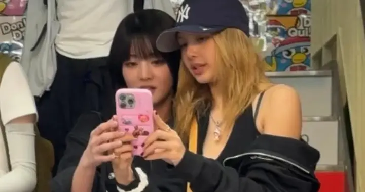 lisa和米妮逛东京，她们在楼梯口拍照，被lisa裤边写的中文笑晕