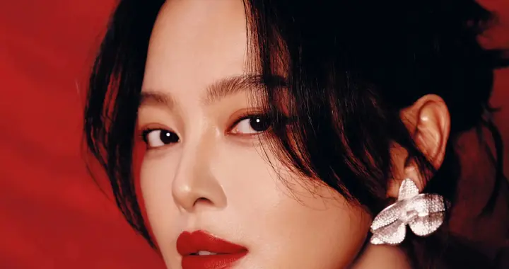 辛芷蕾银裙红底大片，复古摩登范拉满，这气场谁看了不喊绝！