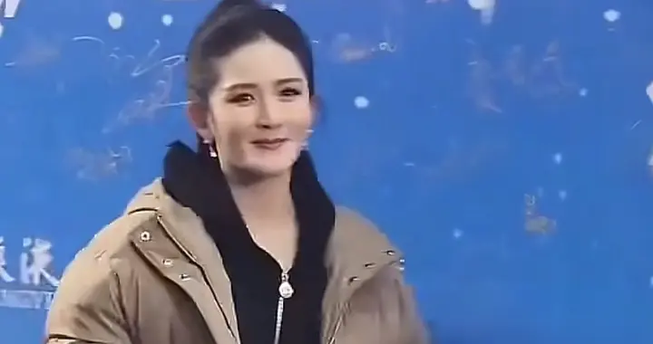 44岁谢娜活动穿搭：高马尾+羽绒服+黑裤子，减龄有活力，状态真好