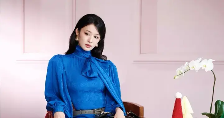 王楚然宝蓝礼裙配珍珠耳饰 优雅秀窈窕身姿