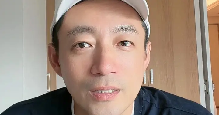 汪小菲三胎当爸后首直播，熬夜带娃有黑眼圈，透露宝贝小名