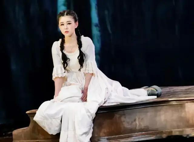 王雷接李小萌下班造型太惊艳，迪奥加发胶，两人都很显年轻