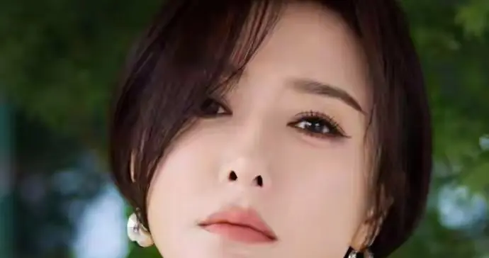 秦岚阔腿牛仔裤配细带凉鞋，这慵懒坐姿散发极致雌性荷尔蒙