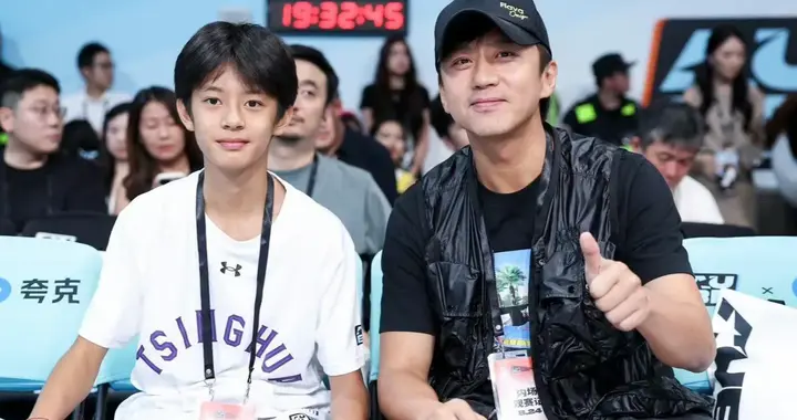 邓超携儿子看篮球赛，父子同框互动有爱，13岁等等模样帅气像孙俪