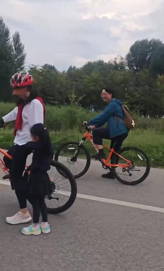 郭晶晶携家人云南骑行！霍震霆骑车超快，郭妈妈携5岁外孙女走路