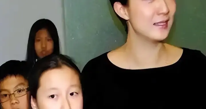 成龙女儿吴卓林网络直播？妈妈吴绮莉发声澄清：那些都是假的