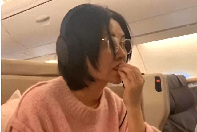 许晴 54岁许晴面容焕然一新，梨涡依旧，科技感十足，风格大变！