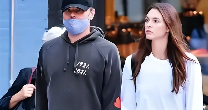 小李子现状：52岁瘦了不少，和27女友恋爱两年多，至今未婚无子