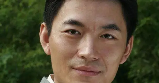 他是陆毅同班同学，与初恋女富婆结婚18年零绯闻，17岁儿子不像他