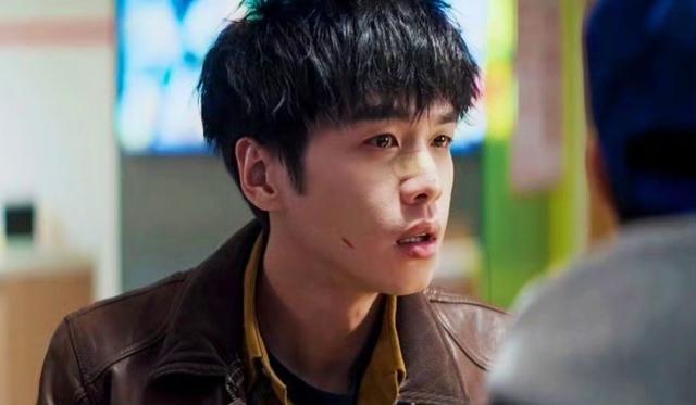 上线就拿下热榜第一，张若昀令观众成功入坑，国产片又有天花板了