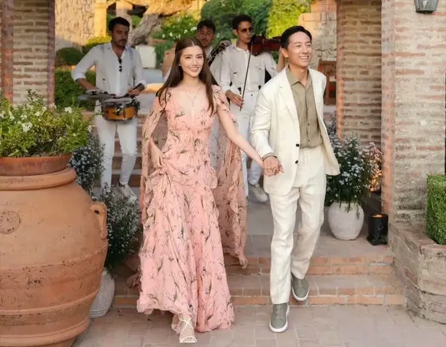 吴千语婚礼欢迎晚宴照曝光，古堡庄园老钱风满满，与老公牵手迎宾