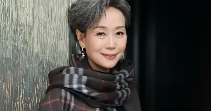 被62岁叶童的老年状态惊艳了！穿大衣+格子阔腿裤 时髦洋气又高级