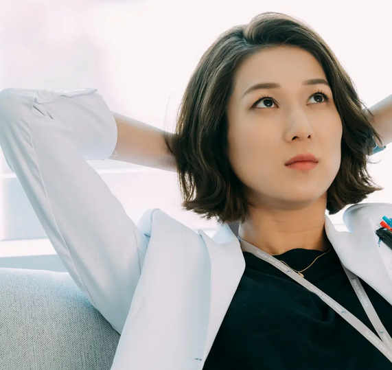 同样被请回来拍剧，为何佘诗曼能大获全胜，钟嘉欣却只得安慰奖？