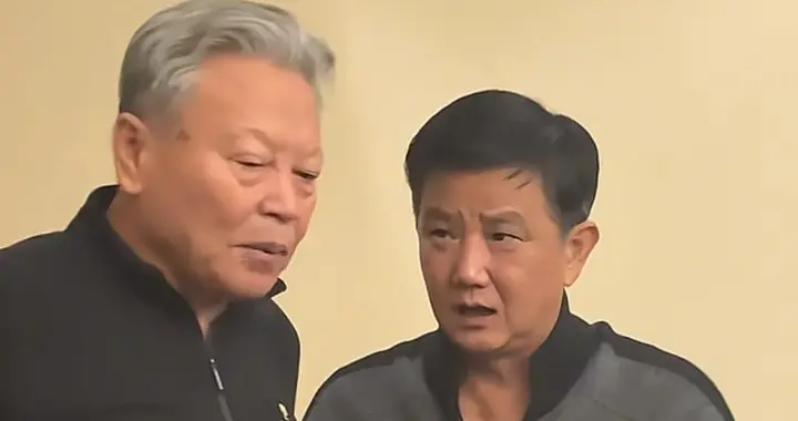 京圈老戏骨聚餐，60岁李楠追着赵小锐敬酒，李明戴大金坠子好抗老