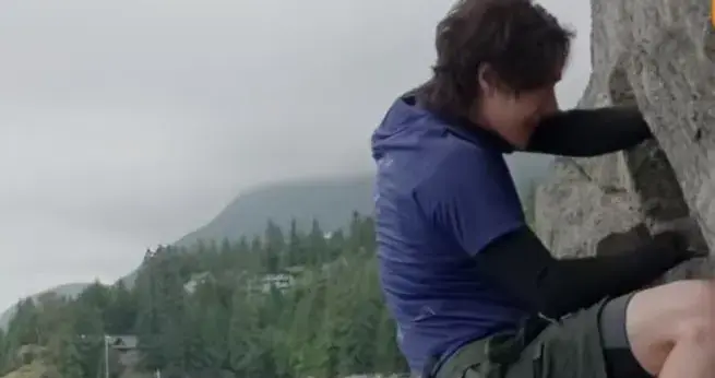 揪心！王一博攀岩失手落水瞬间