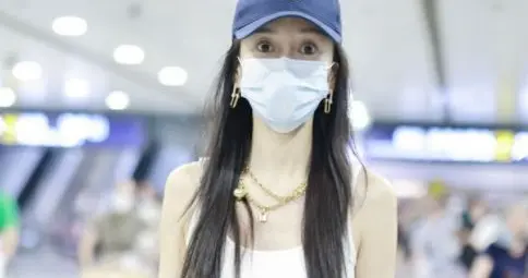 杨颖带娃机场被夸，凭啥妈妈美和带娃不能两全？