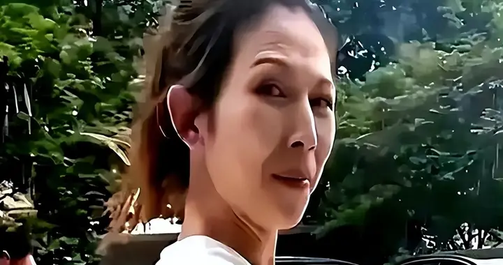 52岁蔡少芬现状令人心酸，脸垮干瘪，老的可怕，一头红发很醒目