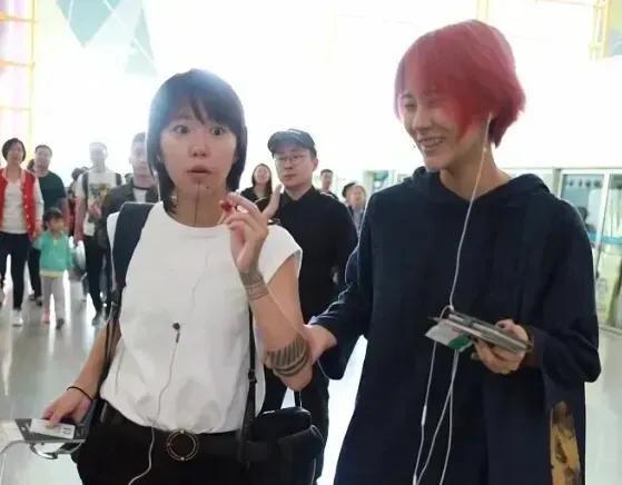 窦靖童|窦靖童 窦家媛两个同父异母的姐妹，个性 气质十分相似，自信阳光