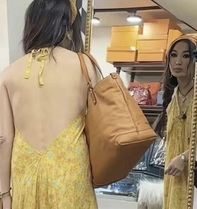 58岁温碧霞现状大揭秘：曾美得令人窒息，如今大露背造型引热议