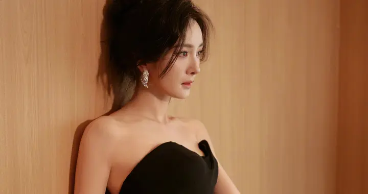 杨幂｜黑色刺绣抹胸礼服配黑色尖头红底高跟鞋