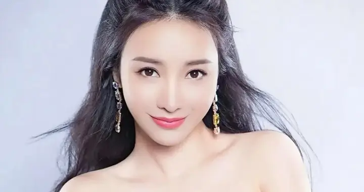 柳岩这身绿裙真精致，淡雅妆容显气质，优雅又迷人